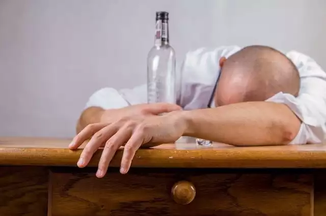 Jak szybko wytrzeźwieć? Dowiedz się, co pomoże, kiedy przesadzisz z alkoholem!