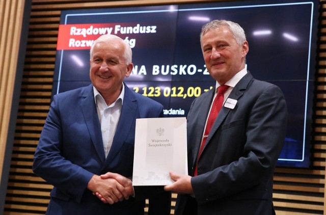 Waldemar Sikora, burmistrz Buska i Zbigniew Koniusz, wojewoda świętokrzyski podczas ceremonii podpisania umów.