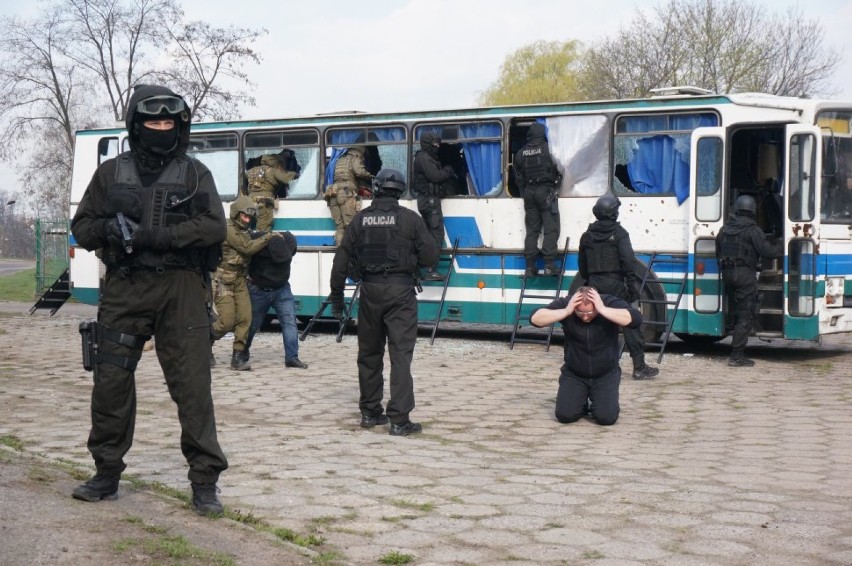 Policjanci uratowali turystów z uprowadzonego autobusu - ćwiczenia katowickiej prewencji FOTO, WIDEO