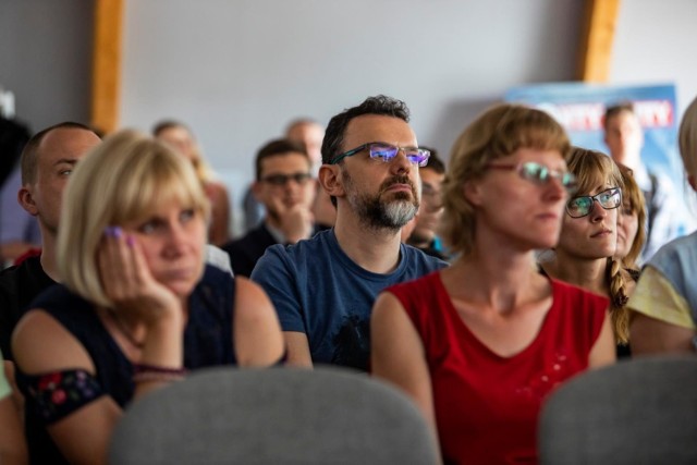 Od piątku do niedzieli nasze miasto żyje wielkim świętem, jakim jest Ster na Bydgoszcz, festiwal organizowany nad Brdą od 11 lat.

Od 3 lat tej imprezie towarzyszy Bydgoski Charytatywny Wyścig Kaczek Rotary. Podczas tej akcji zbierano fundusze na niepełnosprawnych sportowców, a ufundowane stypendia mają pomóc im przygotować się do Igrzysk Paraolimpijskich w Tokio. Ten wyścig, podobnie jak spotkanie z Joanną Pajkowską i pierwszymi koncertami już za nami.

A jakie jeszcze atrakcje czekają nas w sobotę i niedzielę?  Wielkie emocje wzbudzą tradycyjne, widowiskowe punkty programu. A zatem: w sobotę o godz. 17.00 wystartuje parada jednostek pływających. Z kolei w niedzielę od godz. 12.00 Wyścig Smoczych Łodzi, a od 15.00 Wielki Wyścig Butelkowy. Dużą atrakcją Steru będzie też cykl spotkań z wyjątkowymi ludźmi, którzy zdobywają szczyty, pokonują rzeki i oceany, przemierzają pustynie i… Polskę, by dotrzeć do miejsc, o których wielu z nas nawet nie słyszało. Realizują swoje pasje, godząc je z pracą, mimo życiowych ograniczeń.

Ster na Bydgoszcz 2019
