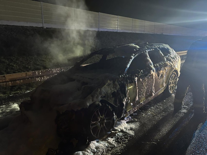 Pożar auta na drodze ekspresowej S5 w Wierzycach