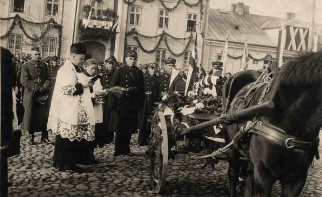 Wręczenie biedki z ckm, ufundowanej przez społeczeństwo ziemi łęczyckiej - 1937 rok.