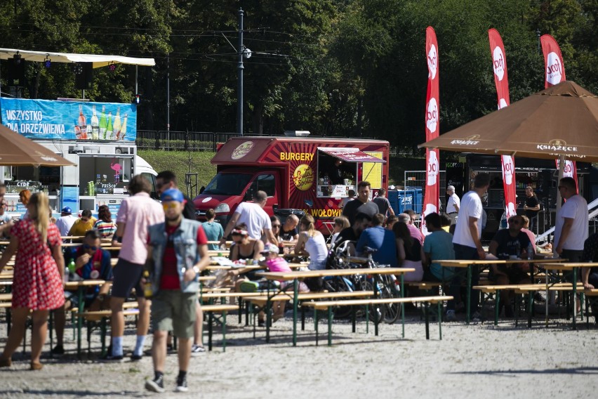 Żarcie na Kółkach i mistrzostwa burgerowe na błoniach PGE Narodowego. Święto food trucków ponownie w Warszawie