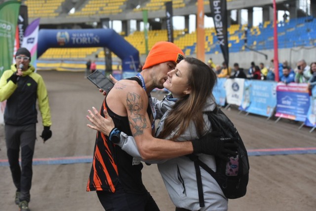 Na mecie 40. Toruń Maraton - zdjęcia z Motoareny i dekoracji biegaczy