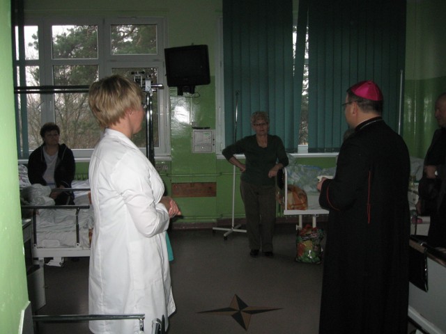 Biskup Wiesław Śmigiel odwiedził pacjentów i personel bytowskiego szpitala