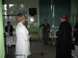 Biskup Wiesław Śmigiel w bytowskim szpitalu. Złożył świąteczną wizytę pacjentom i personelowi