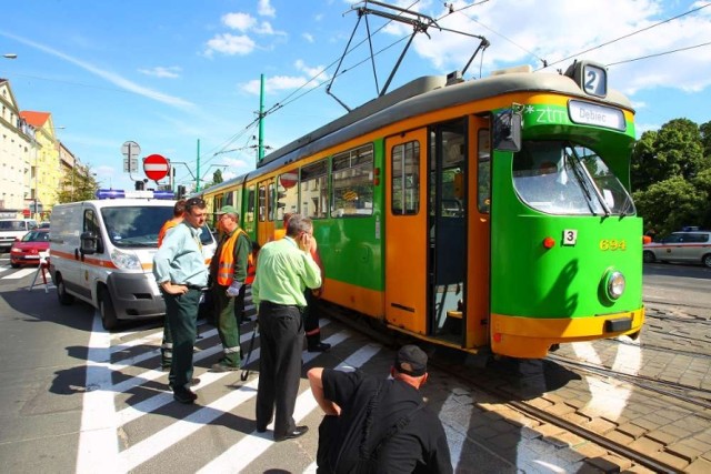 Wykolejony tramwaj na ul. Królowej Jadwigi w Poznaniu