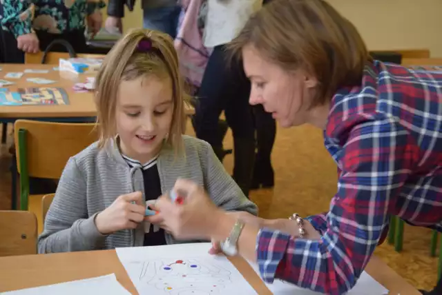 Nauczyciele prezentowali kandydatom możliwości i ofertę szkoły podstawowej nr 1 w Świebodzinie