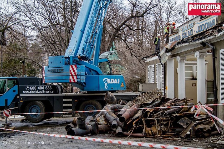  Szczawno-Zdrój: Ruszyła rozbiórka spalonego Zakładu Przyrodoleczniczego [ZDJĘCIA]
