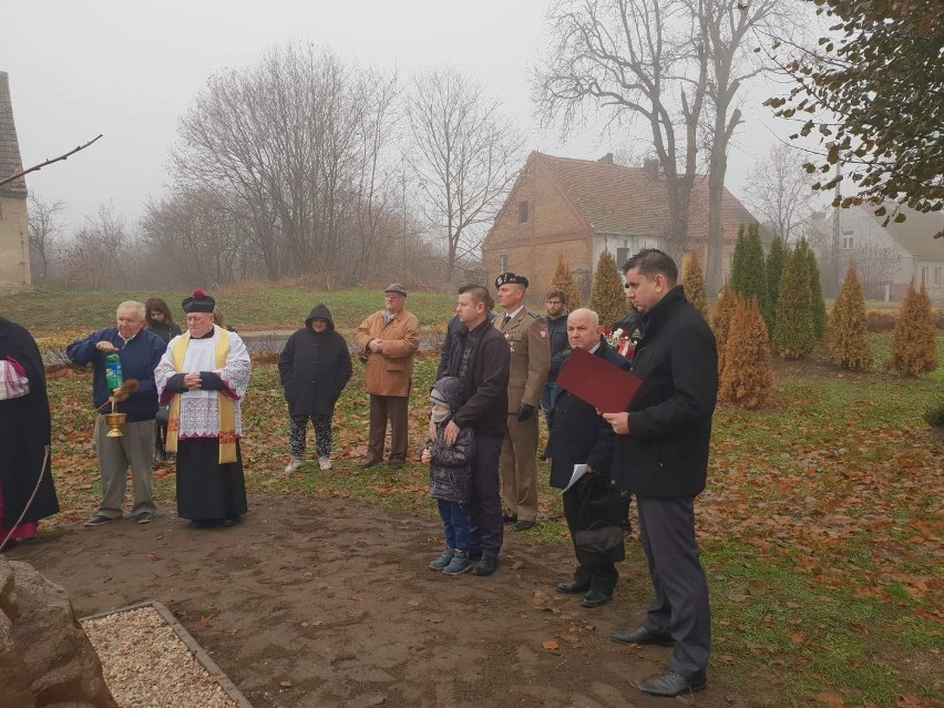 Obelisk z okazji 100 - lecia  wraz z tablicą pamiątkową pamiątkową w Chartowie poświęcił biskup Tadeusz Lityński [ZDJĘCIA]