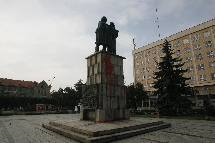 Pomnik w Legnicy znów obrzucony farbą