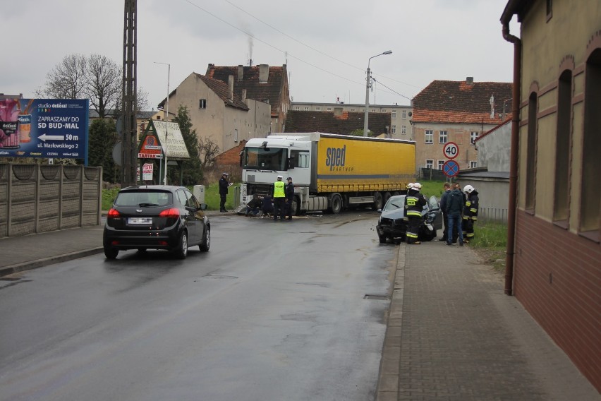 Zderzenie osobówki z ciężarówką w Zdunach [ZDJĘCIA]