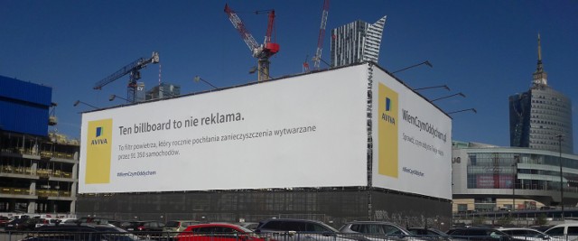 Nietypowa reklama w Warszawie. Billboard, który "zjada" zanieczyszczenie powietrza. Pomysł na uzdrowienie stolicy?