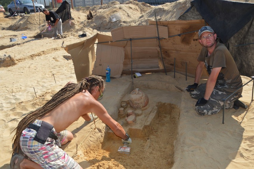 Archeologom pomagają członkowie lokalnych stowarzyszeń...