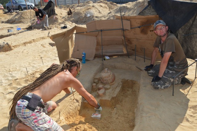Archeologom pomagają członkowie lokalnych stowarzyszeń historycznych