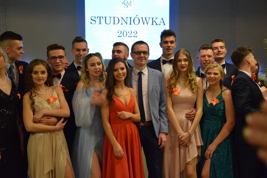 Wspaniała zabawa na studniówce 2022 w Zespole Szkół...