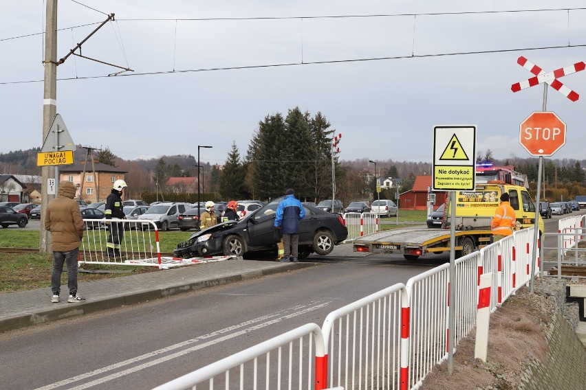 Zderzenie samochodu osobowego z pociągiem na niestrzeżonym przejeździe kolejowym w Przysiekach [FOTO]
