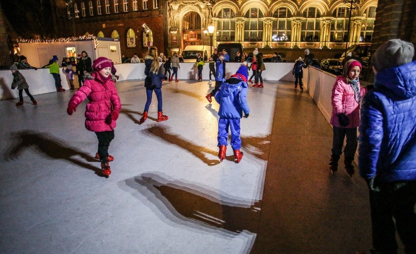 Syntetyczne lodowisko na Targu Węglowym w Gdańsku

Z...