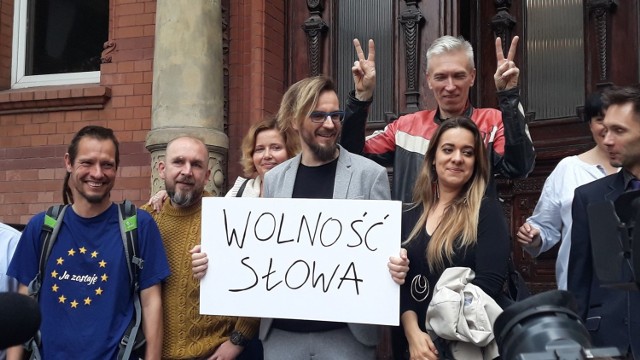 O znieważenie głowy państwa czteroliterowym słowem był oskarżony Paweł Jackowski, architekt ze Szczecina. Proces umorzono.