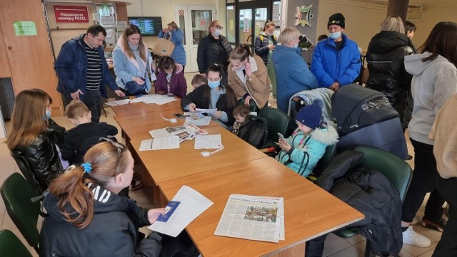Uchodźcy z Ukrainy podczas składania wniosków o numer PESEL w dniu 16 marca w Urzędzie Miasta Kielce przy ulicy Szymanowskiego.