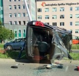 Jastrzębie: groźny wypadek na alei Jana Pawła II. Osobowy peugeot uderzył w citroena, a potem dachował. Zatrzymał się dopiero na latarni!