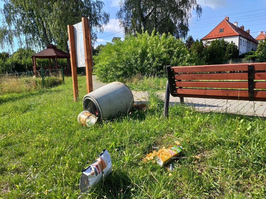 Wandale zniszczyli skwer przy ul. 1 Maja w Pieszycach