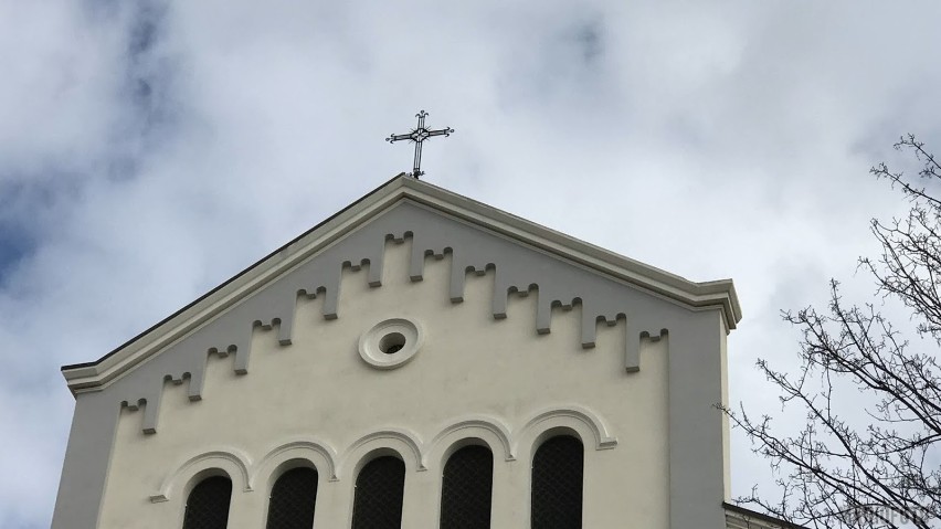 Wiatr zerwał blachę na dachu kościoła „na górce” w Opolu.