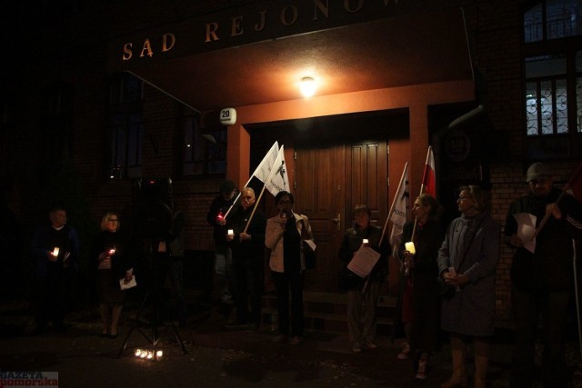 Pięćdziesiąt osób zgromadziło się w niedzielę (1 października) wieczorem przed sądem rejonowym we Włocławku.

Z flagami narodowymi protestowano przeciwko ograniczaniu demokracji i rządom Prawa i Sprawiedliwości. Podczas spotkania padło wiele słów negatywnych na temat Jarosława Kaczyńskiego i prezydenta Andrzeja Dudy.



