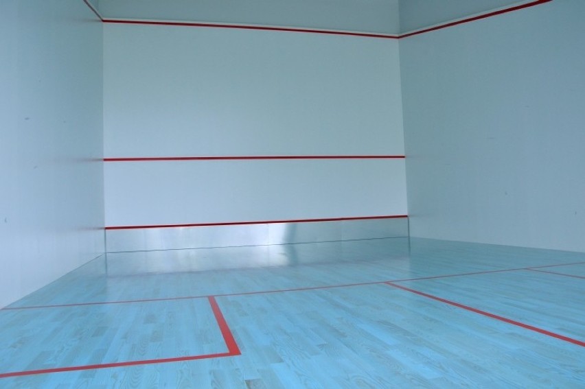 W budynku wielofunkcyjnym możecie zagrać w squasha,...
