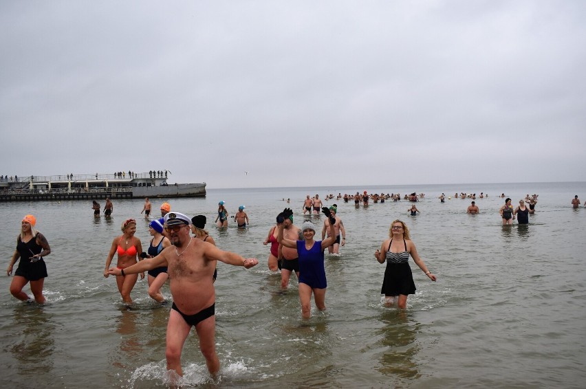 Morsy z Kołobrzegu rozpoczęły sezon - zjechali wielbiciele zimnych kąpieli z regionu