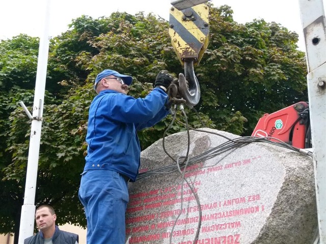 Pomnik Żołnierzy Wyklętych postawiono w środę u zbiegu al. Kościuszki i ul. Złotnickiego