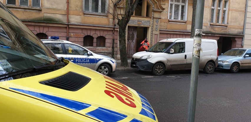 Bydgoszcz. Staruszka zasłabła w domu. Służbom udało się do niej dostać przez okno [zdjęcia]