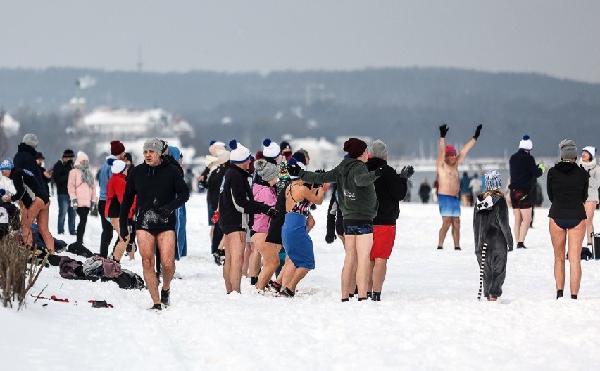 Morsowanie na zaśnieżonych plażach Sopotu