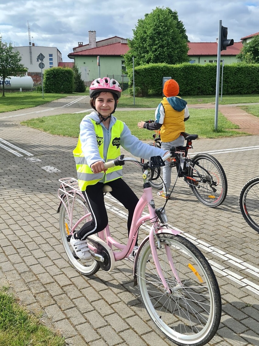 Gmina Czermin. Uczniowie Zespołu Szkół w Broniszewicach egzamin na kartę rowerową zdawali pod okiem policjantów