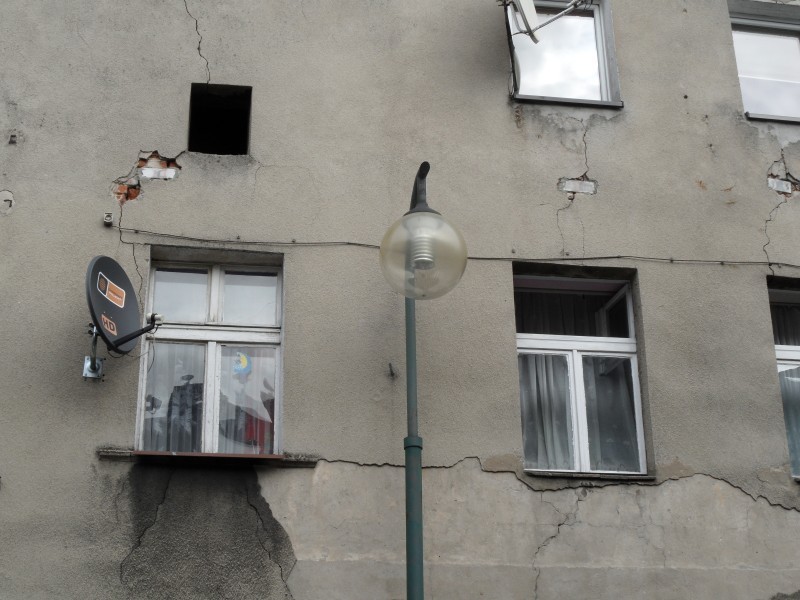 Mieszkańcy budynku przy ul. Mickiewicza 9 w Lublińcu obawiają się o swoje bezpieczeństwo