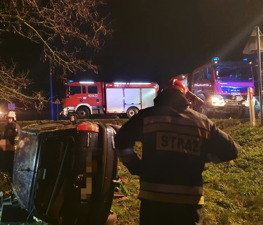 Dachowanie koło Margonina. Jedna osoba trafiła do szpitala (ZDJĘCIA)