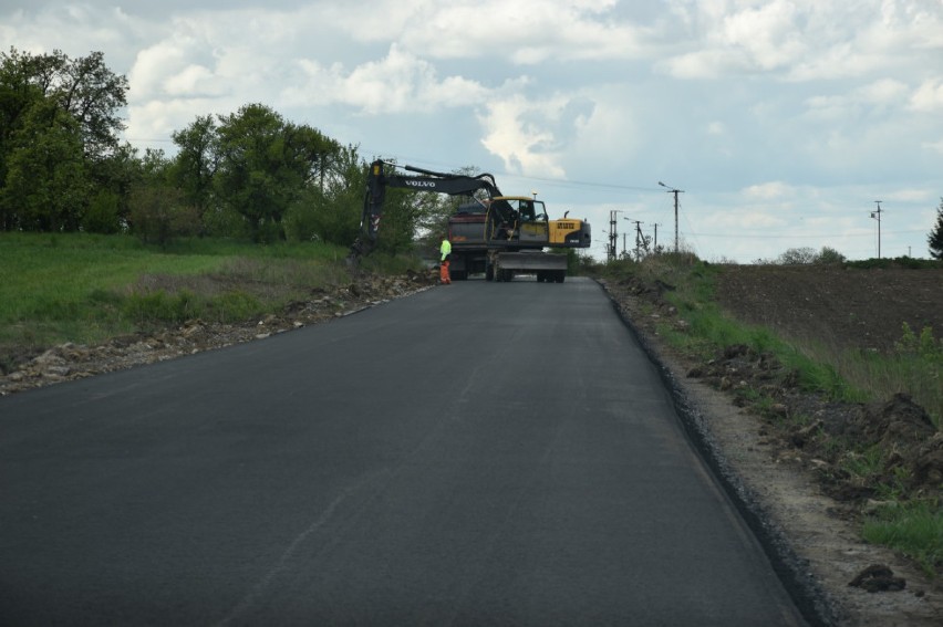 Przebudowa drogi powiatowej Szulec-Oszczeklin dobiega końca ZDJĘCIA