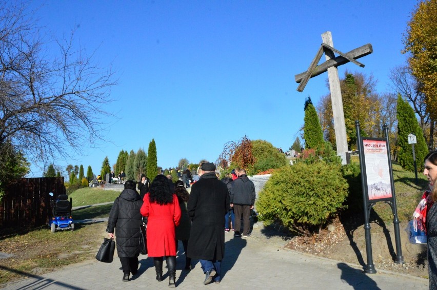 Dzień Wszystkich Świętych w Prabutach. Na cmentarzu komunalnym została odprawiona msza święta [ZDJĘCIA]