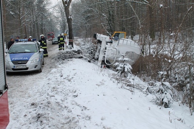 Wypadek pod Mochami [ZDJĘCIA]

Do groźnie wyglądającego wypadku doszło dziś &#8211; 13 marca - około godz. 6.30 między Solcem a Mochami.