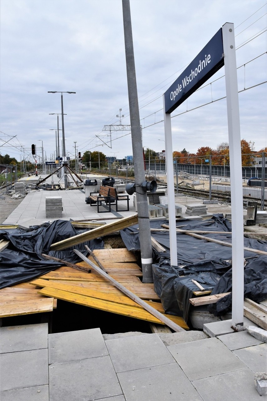 Opole Wschodnie. Zapadlisko na peronie coraz większe!