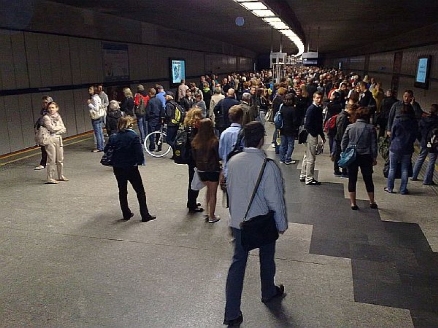 Tłumy na stacji Politerchnika. Metro dalej nie jedzie na...