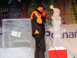Rzeźbią w lodzie na Starym Rynku (zdjęcia)