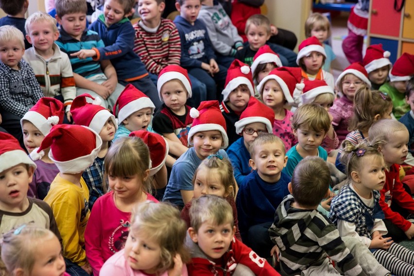 Mikołaj w Rybniku-Boguszowicach. 17-tka podzieliła się upominkami w przedszkolach