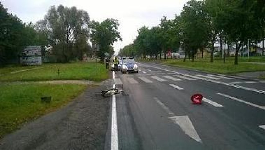 Potrącenie rowerzystki na ul. Jana Pawła II w Sieradzu. Poszkodowana przejeżdżała przez "pasy"