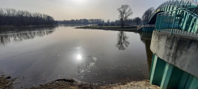 Miejsca nad Odrą w Nowej Soli nowosolanie chętnie wybierają na cel spacerów.