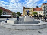 Gniezno. Fontanna na Rynku. Wchodzą na nie tylko dzieci, ale także dorośli