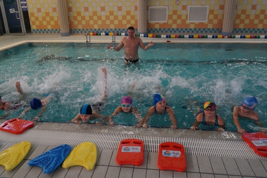 225 uczniów nauczą w gminie Opoczno pływać