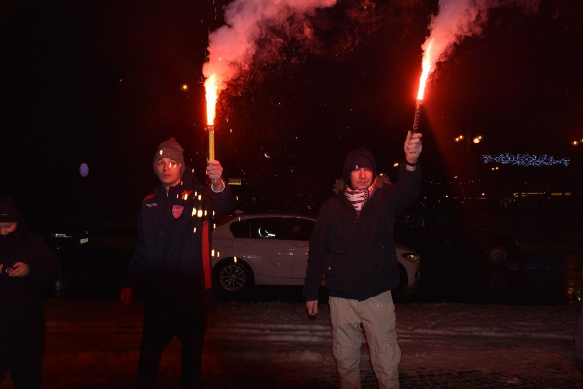 Pielgrzymka kibiców na Jasną Górę 2019. Race przy pomniku bł. ks. Jerzego Popiełuszki ZDJĘCIA