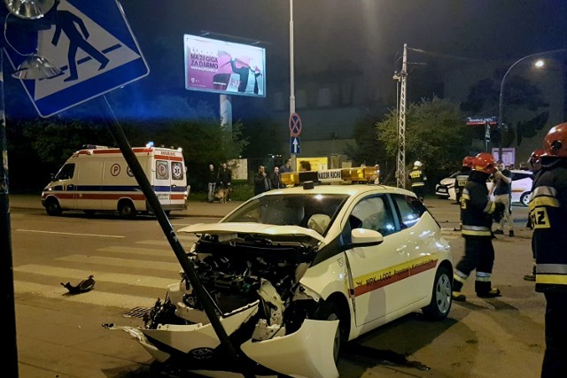 Wypadek na Kilińskiego w Łodzi. Zderzenie taksówki i samochodu MPK Łódź