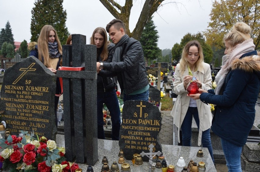 Bełchatów. Uczniowe "Mickiewicza" upamiętnili żołnierskie groby [ZDJĘCIA]